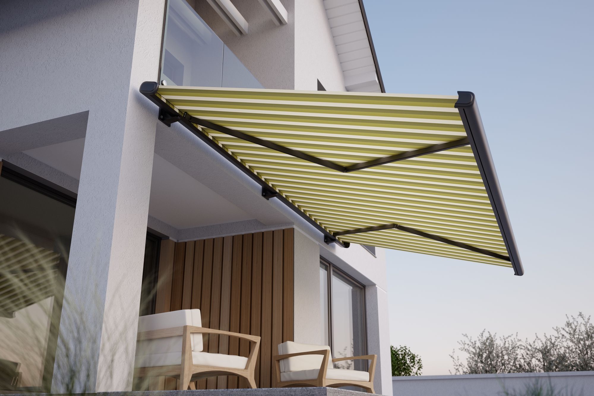 Gestreifte Gelenkarmmarkise über einer Terrasse an einem modernen Haus