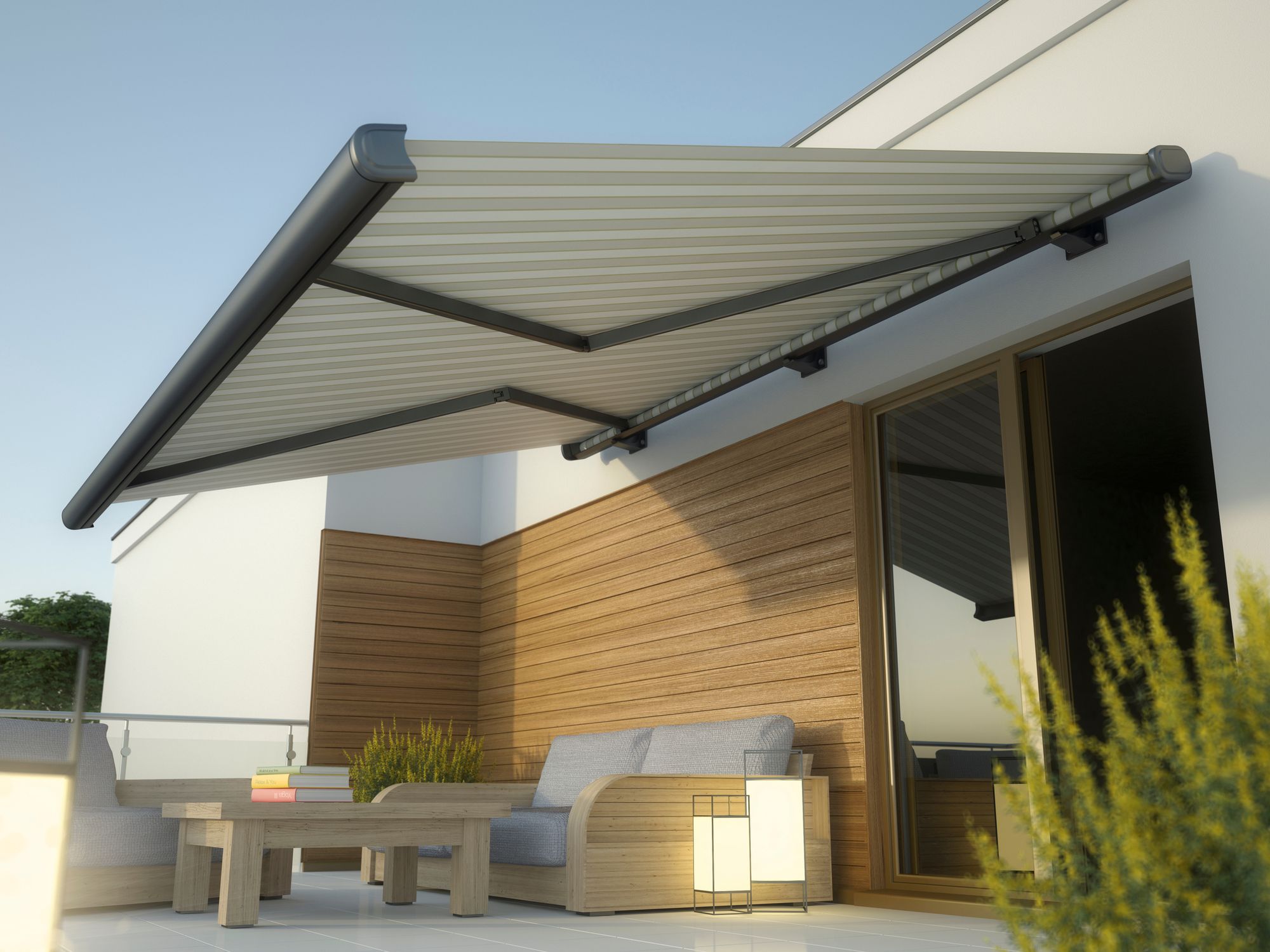 Ausgefahrene Gelenkarmmarkise über einer Terrasse mit Lounge-Möbeln am Abend