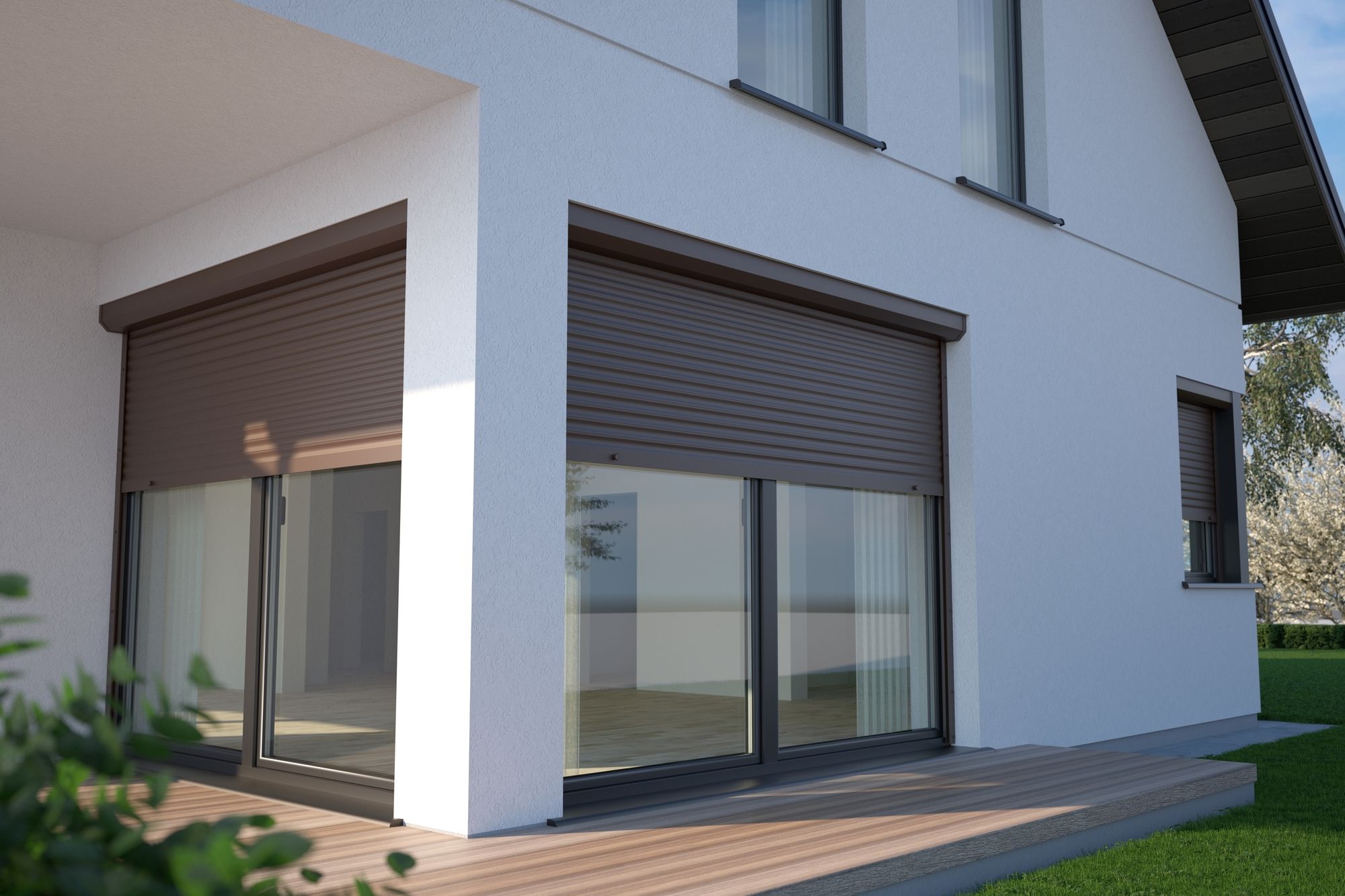 Einfamilienhaus mit dunklen Rollläden an großen Terrassenfenstern